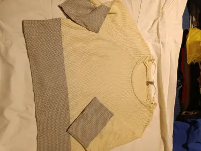 Suéter bicolor beige y gris de manga 3/4 - miniatura 1