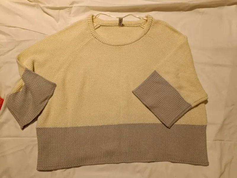 Suéter bicolor beige y gris de manga 3/4 - 2
