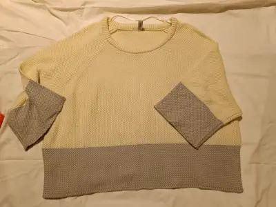Suéter bicolor beige y gris de manga 3/4 - miniatura 2