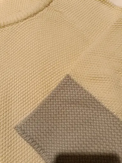 Suéter bicolor beige y gris de manga 3/4 - miniatura 3