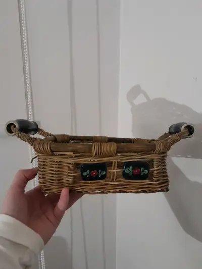 Canasto de mimbre con detalles decorativos - miniatura 1