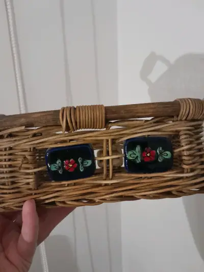 Canasto de mimbre con detalles decorativos - miniatura 2