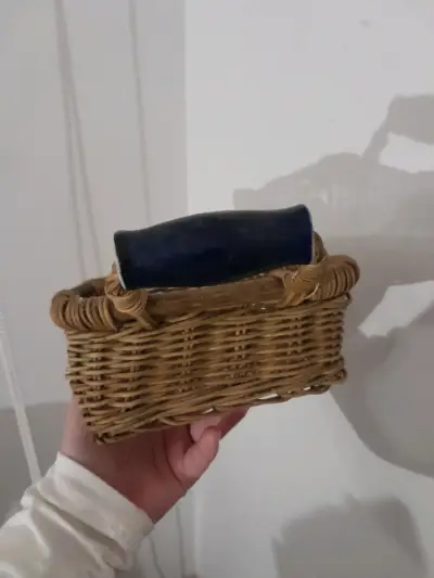Canasto de mimbre con detalles decorativos - miniatura 4