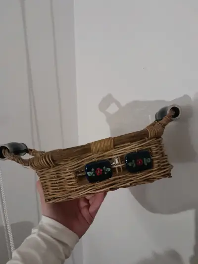 Canasto de mimbre con detalles decorativos - miniatura 5
