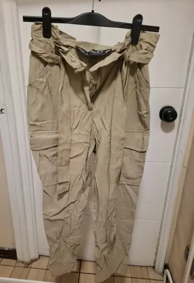 Pantalones cargo beige con cinturón - miniatura 1