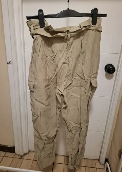 Pantalones cargo beige con cinturón - miniatura 2