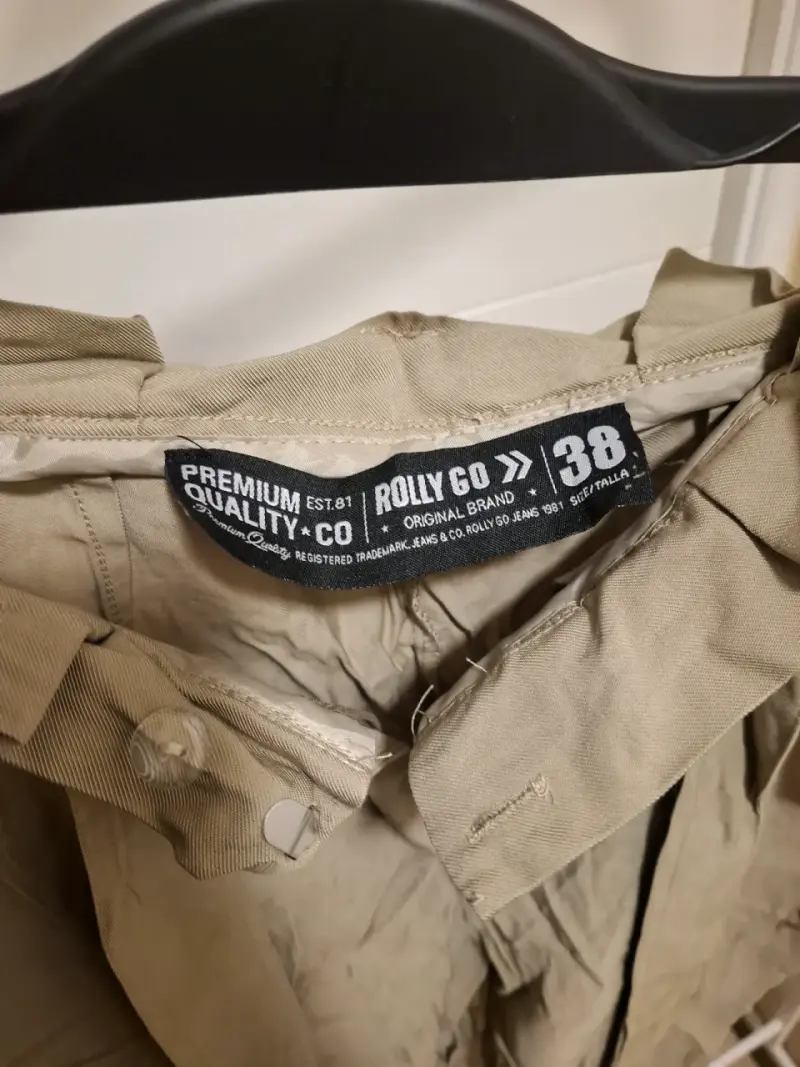 Pantalones cargo beige con cinturón - 3