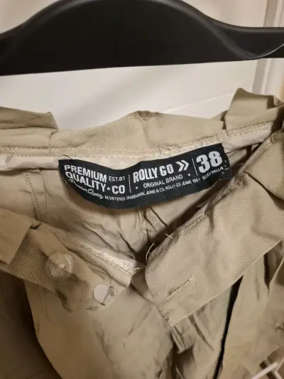 Pantalones cargo beige con cinturón - miniatura 3