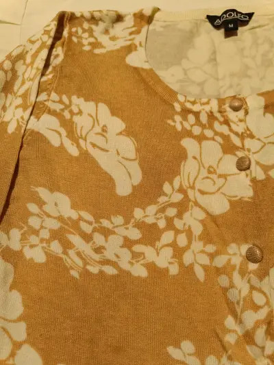 Cardigan floral beige con botones - miniatura 2