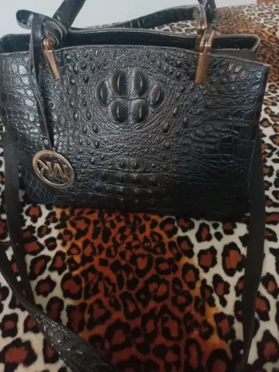 Cartera de cuero negro con textura de cocodrilo - miniatura 1