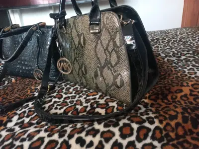 Cartera de cuero negro con textura de cocodrilo - miniatura 2