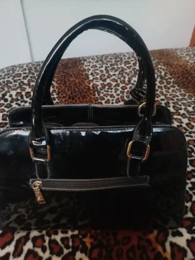 Cartera de cuero negro con textura de cocodrilo - miniatura 3