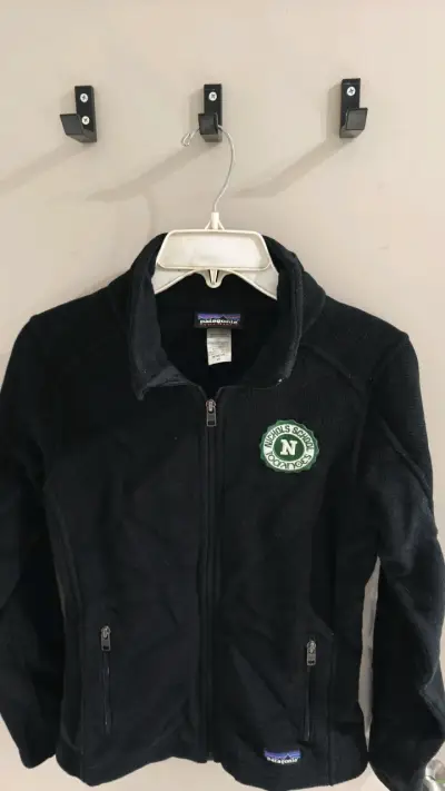 Chaqueta polar negra Patagonia con logo - miniatura 1