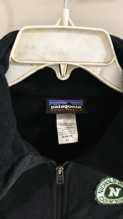 Chaqueta polar negra Patagonia con logo - miniatura 2