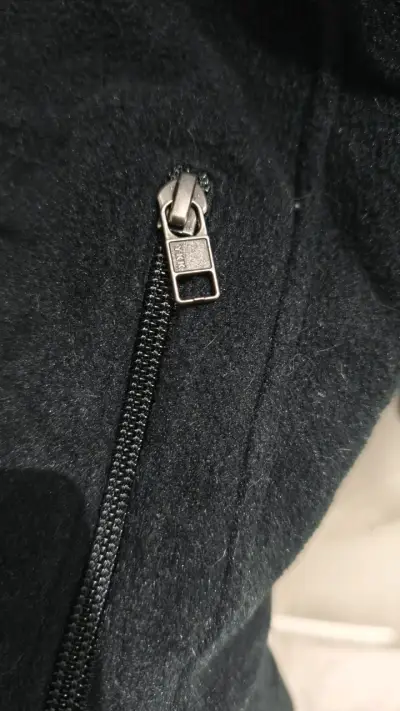 Chaqueta polar negra Patagonia con logo - miniatura 4