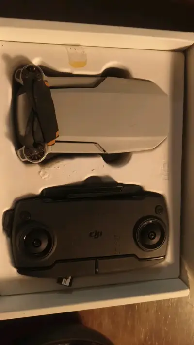 Drone DJI compacto con control remoto - miniatura 1