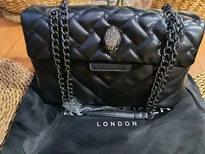 Cartera negra acolchada con cadena metálica - miniatura 1