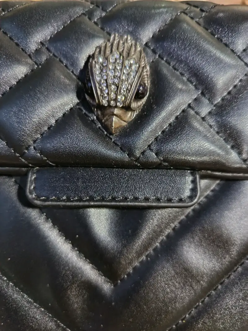 Cartera negra acolchada con cadena metálica - 2