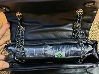 Cartera negra acolchada con cadena metálica - miniatura 3