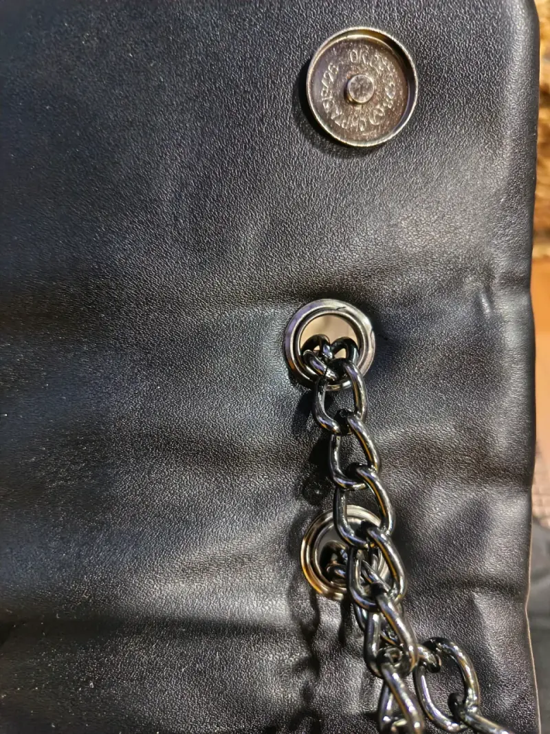 Cartera negra acolchada con cadena metálica - 4