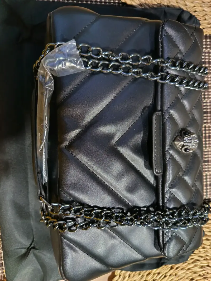 Cartera negra acolchada con cadena metálica - 5