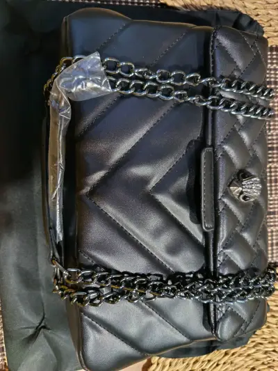 Cartera negra acolchada con cadena metálica - miniatura 5