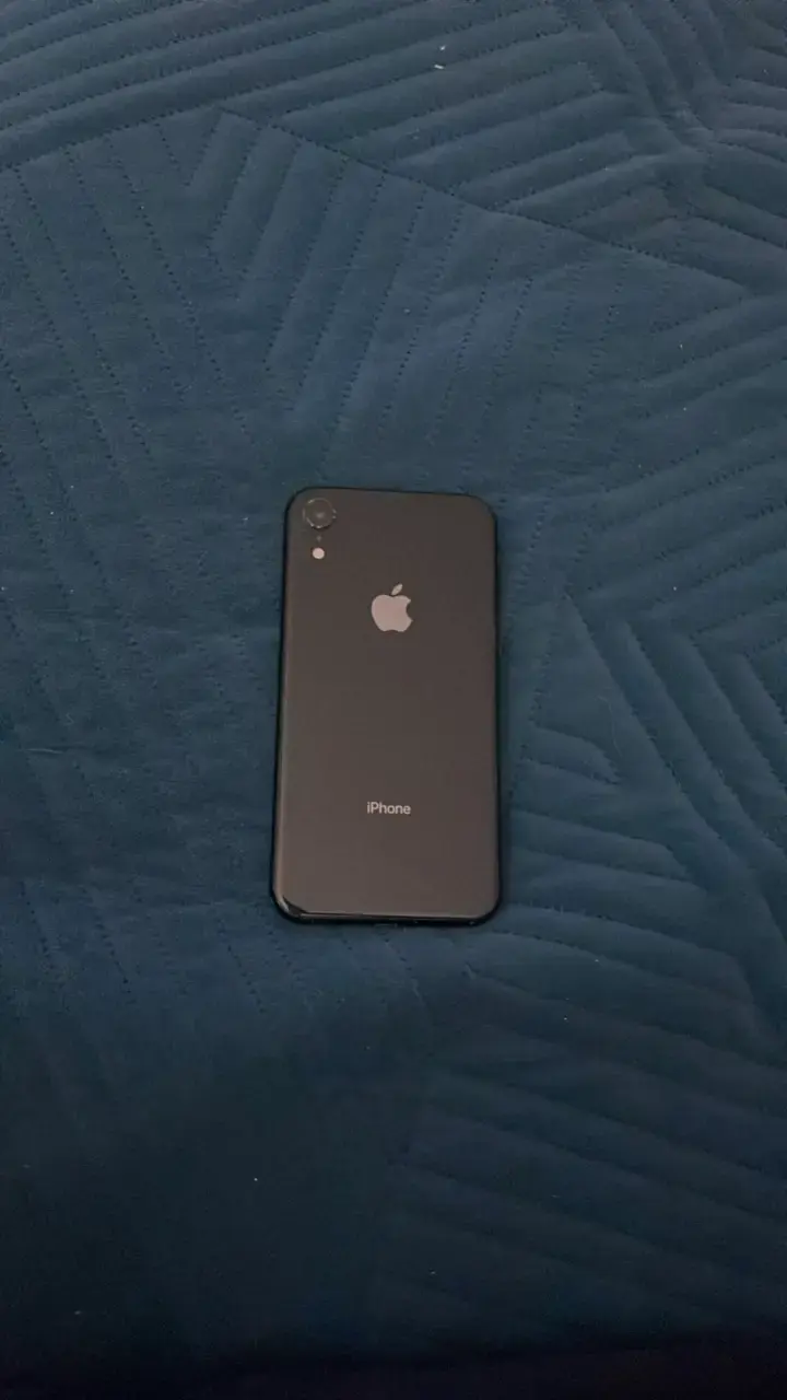 iPhone XR negro en buen estado - 1