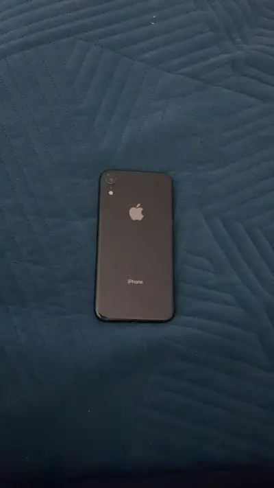 iPhone XR negro en buen estado - miniatura 1
