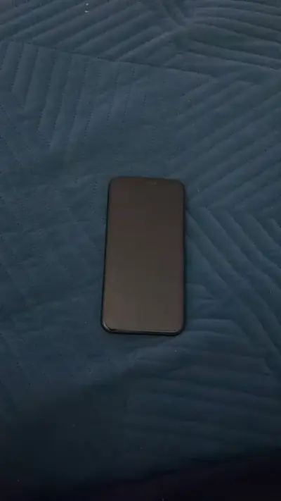 iPhone XR negro en buen estado - miniatura 2