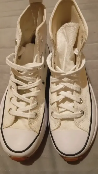 Zapatillas blancas de lona estilo urbano - miniatura 1