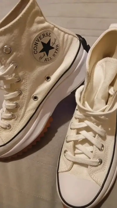 Zapatillas blancas de lona estilo urbano - miniatura 2