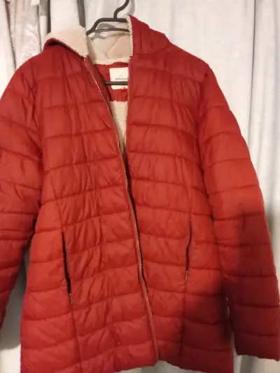 Chaqueta acolchada roja con capucha - miniatura 1