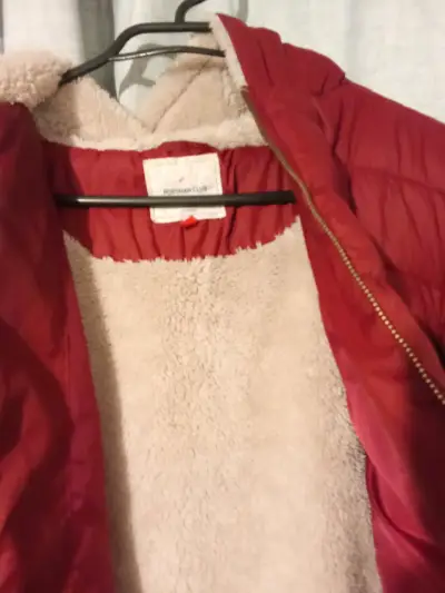 Chaqueta acolchada roja con capucha - miniatura 2