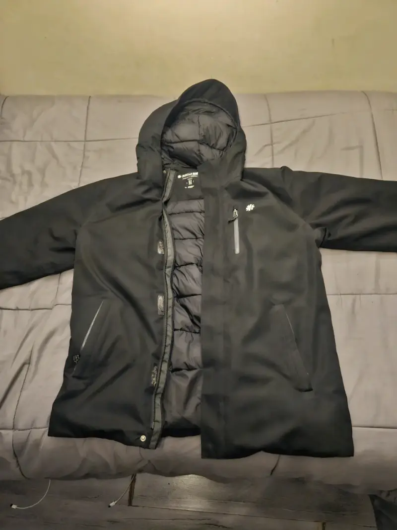 Chaqueta impermeable negra con capucha - 1