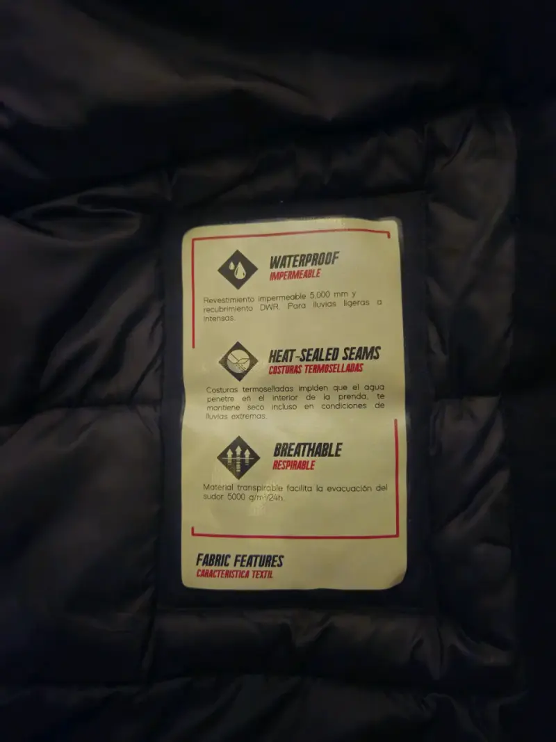 Chaqueta impermeable negra con capucha - 3