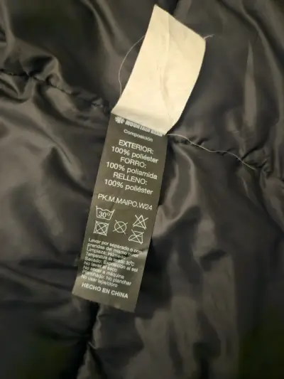Chaqueta impermeable negra con capucha - miniatura 4
