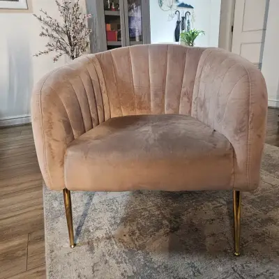 Sofá individual de terciopelo rosa con patas doradas - miniatura 1