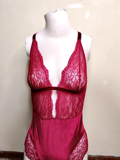 Body de encaje rojo para mujer - miniatura 3