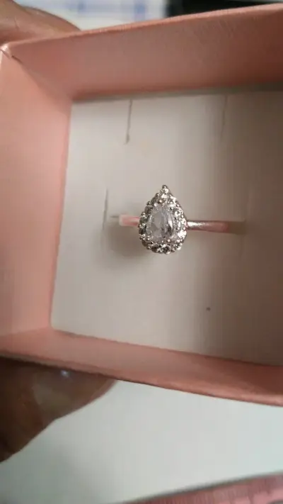 Anillo de compromiso con diamante en lágrima - miniatura 3