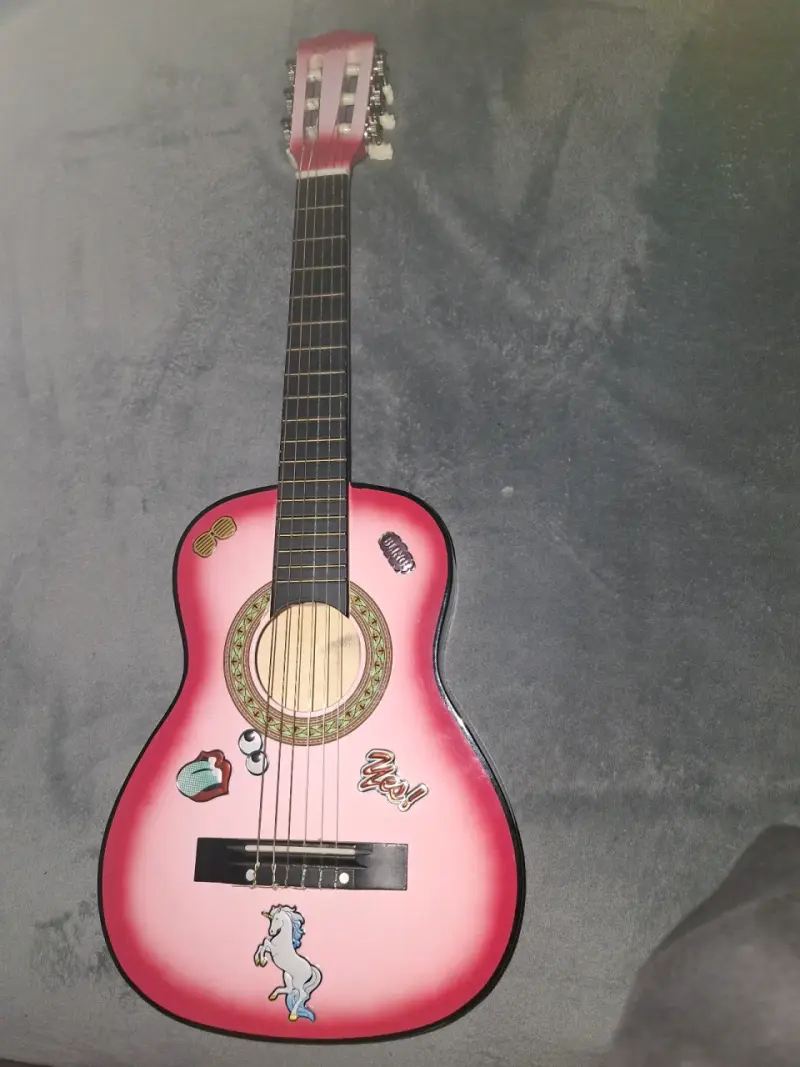 Guitarra acústica rosa - 1