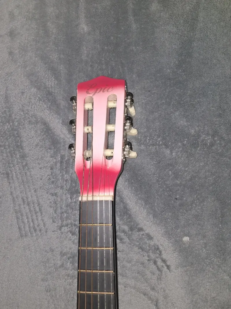 Guitarra acústica rosa - 3