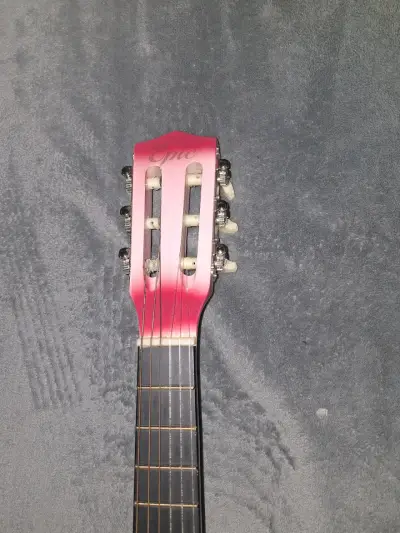 Guitarra acústica rosa - miniatura 3