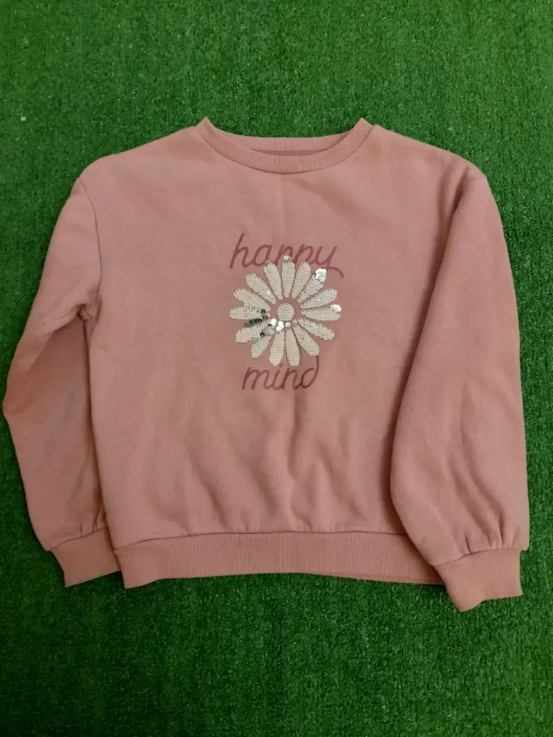 Polerón rosado con diseño de flor y texto - 1