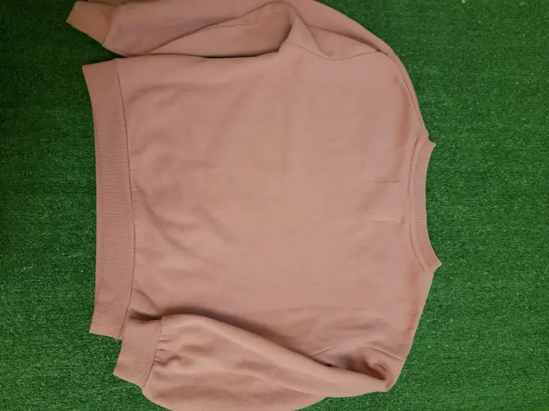 Polerón rosado con diseño de flor y texto - 2