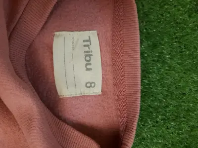 Polerón rosado con diseño de flor y texto - miniatura 3