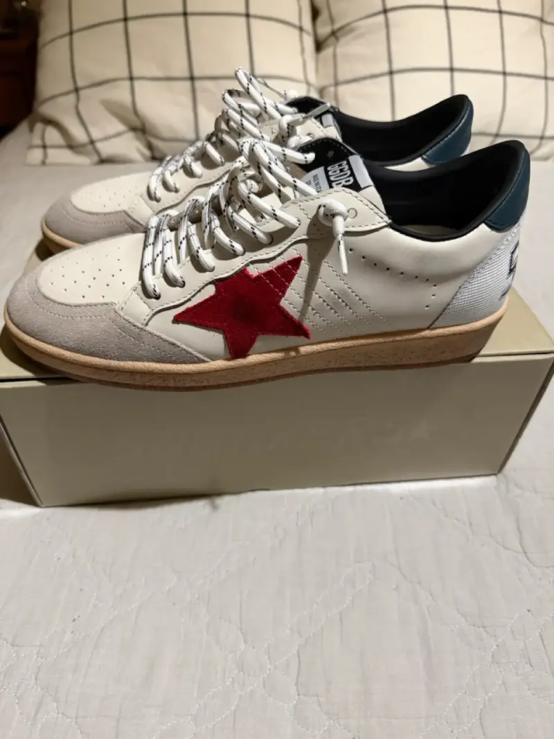 Zapatillas deportivas blancas con estrella roja - 1
