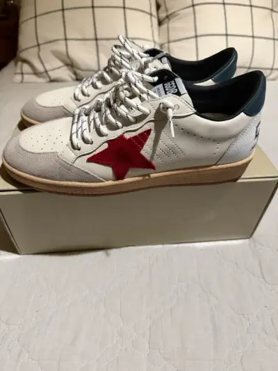 Zapatillas deportivas blancas con estrella roja - miniatura 1