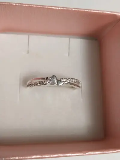 Anillo de plata con diseño de corazón y circonitas - miniatura 1