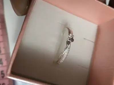 Anillo de plata con diseño de corazón y circonitas - miniatura 2