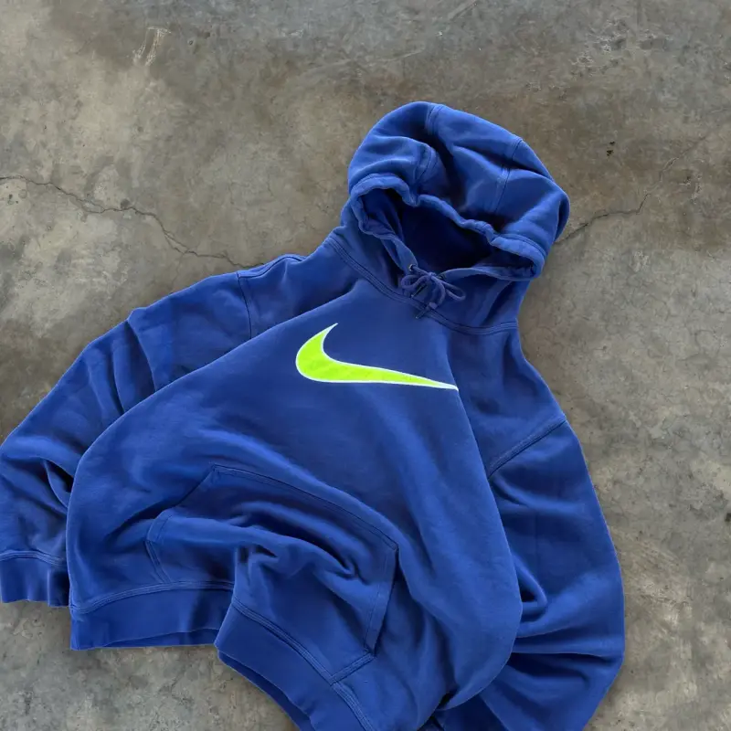 Polerón con capucha azul Nike logo verde - 2